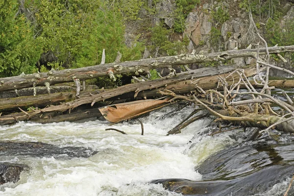 Canoa quebrada em uma cachoeira — Fotografia de Stock