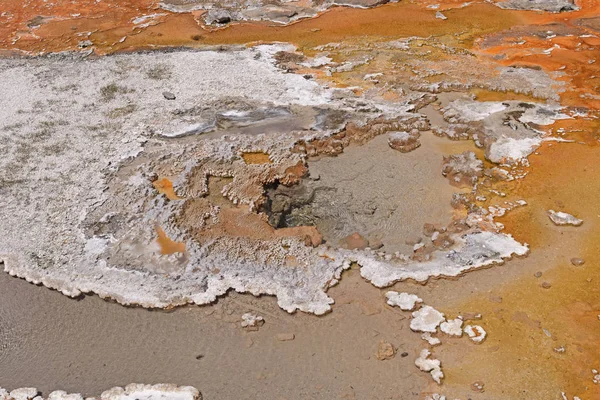 Piscina termale colorata nel deserto — Foto Stock