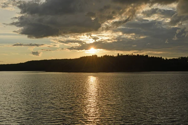 Zlaté jezero při západu slunce — Stock fotografie