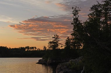 Siluetleri ve gün batımında kırmızı bulutlar