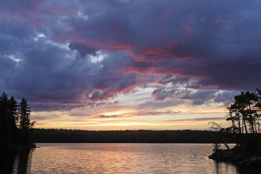 Mor bulutlar ve siluetleri ar günbatımı