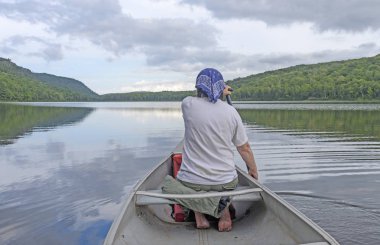 Sakin bir göl üzerinde Barefoot paddler