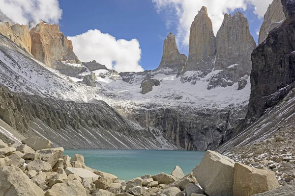 Egy alpesi tó feletti meredek Crags — Stock Fotó