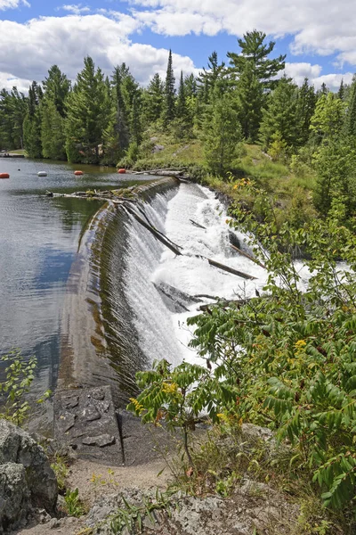 荒野の古いダム — ストック写真