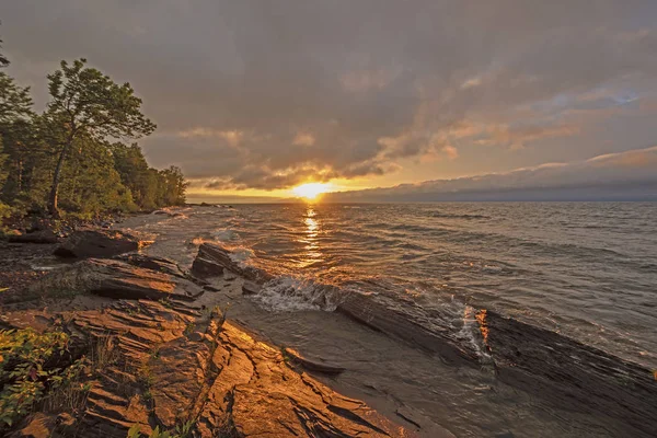 Pôr-do-sol dramático em uma costa selvagem do lago — Fotografia de Stock