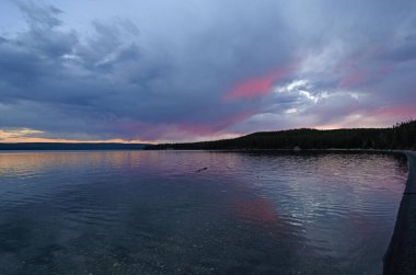 Bir vahşi doğa göl üzerinde renkli Twilight