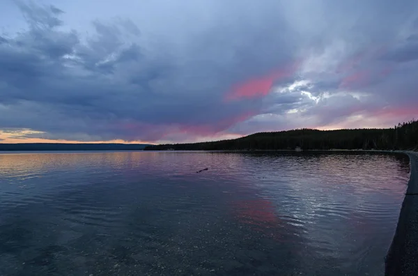 Färgglada Twilight på en vildmark sjö — Stockfoto