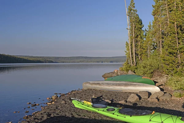 Båtar på en lugn strand i morgon — Stockfoto