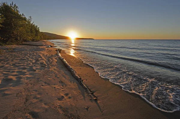 Pôr do sol em um Lakeshore quieto — Fotografia de Stock