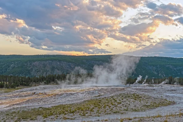 Vapore da un'area termale al tramonto — Foto Stock