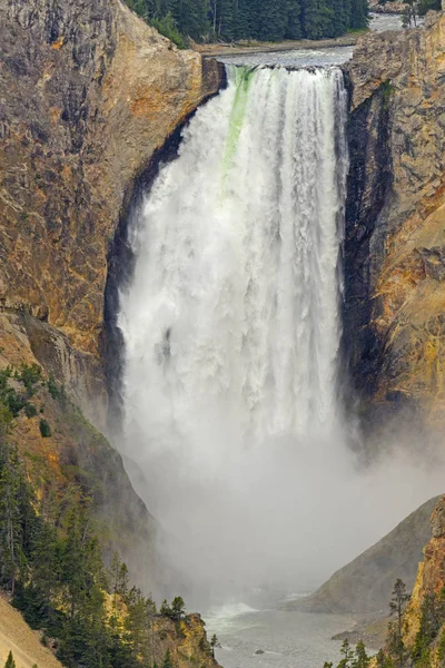 劇的な滝ダウン クラッシュ — ストック写真