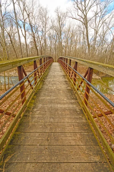 Pasarela sobre un río tranquilo — Foto de Stock