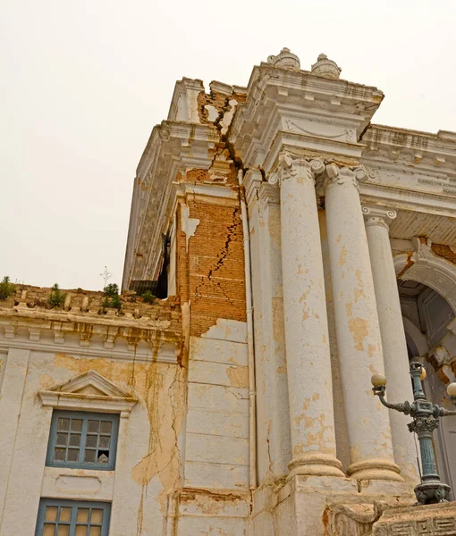 Ущерб от землетрясения в здании — стоковое фото
