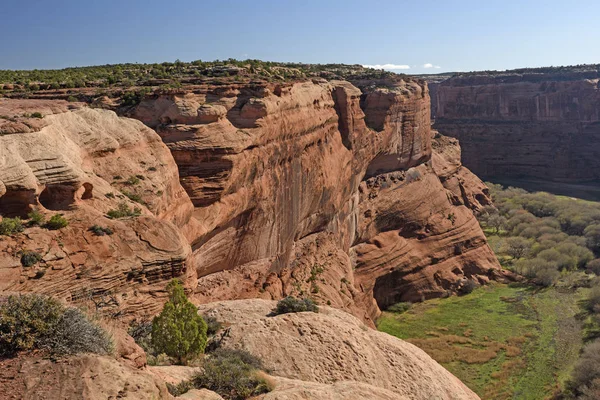 Kırmızı kaya duvarları bir uzaktan kanyonun — Stok fotoğraf