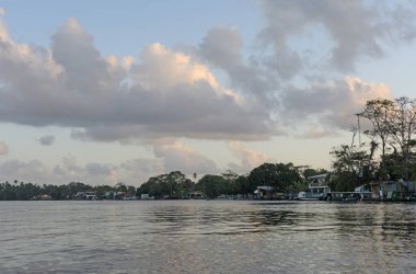 Bir nehir açık kasabada sabah erken