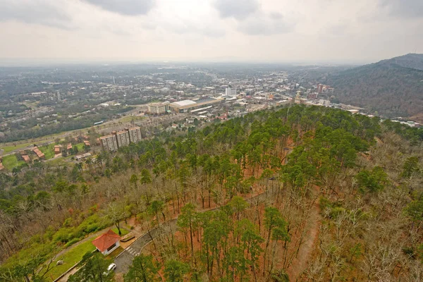Bir dağ kuleden aşağı bakıyor