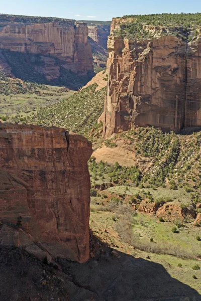 Vistas distantes em um deserto Canyon — Fotografia de Stock