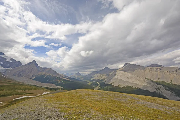 Güneş ve bulutların üzerinde alpin Tundra — Stok fotoğraf