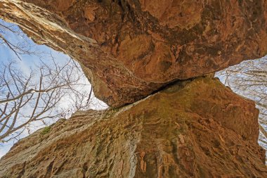 Bir doğal köprü bakmak