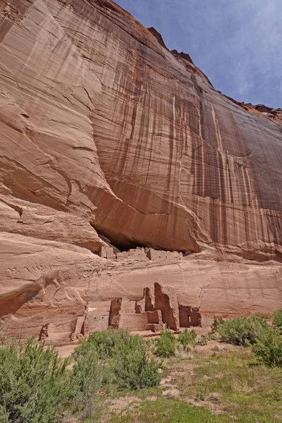 Pueblo ruïnes in een rode rots Cliff — Stockfoto