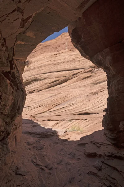 Tunnel dans un canyon désert — Photo