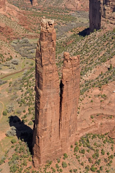 Red Rock Pinnacle dans un canyon — Photo