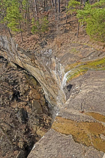 Cascada en un acantilado remoto —  Fotos de Stock