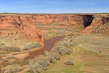 Hareketli bir Desert Canyon akışında yavaş