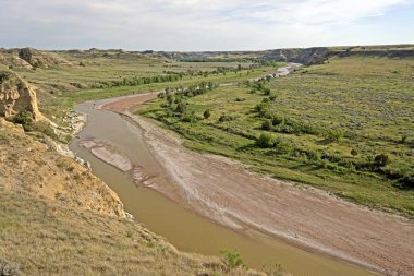 Bir Western nehirde geç ilkbaharda viraj