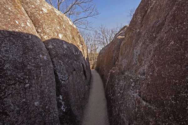 Weg zwischen den Felsbrocken — Stockfoto