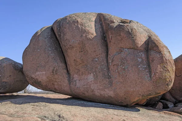 Boulder érodé sur un affleurement de granit — Photo