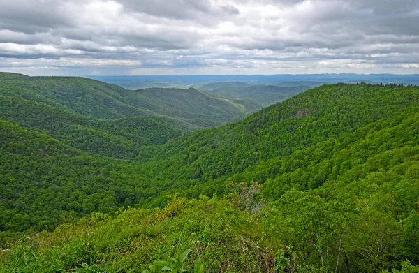 Op zoek naar beneden in een Appalachian vallei — Stockfoto
