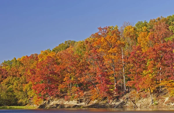 Couleurs d'automne sur un lac calme — Photo