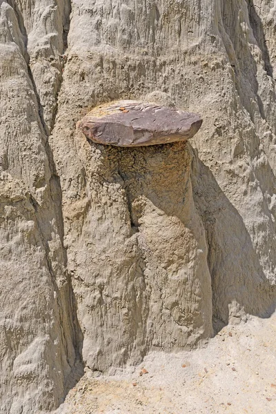 Caprock em Eroding Mudstone — Fotografia de Stock