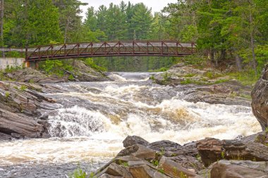 Bir vahşi nehir köprüden Hiking