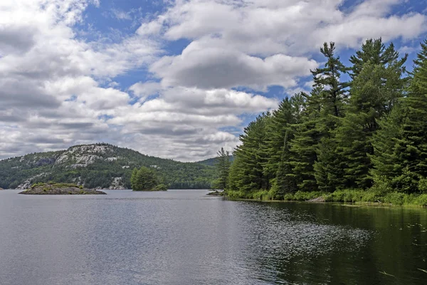 Día tranquilo en un lago de North Woods — Foto de Stock