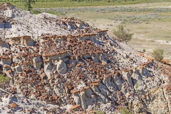 Eroderad stenar på en Badlands ås — Stockfoto