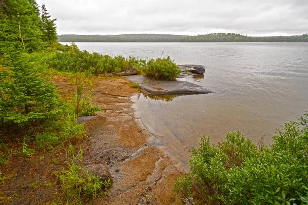 Verborgen Cove op een wildernis Lake — Stockfoto