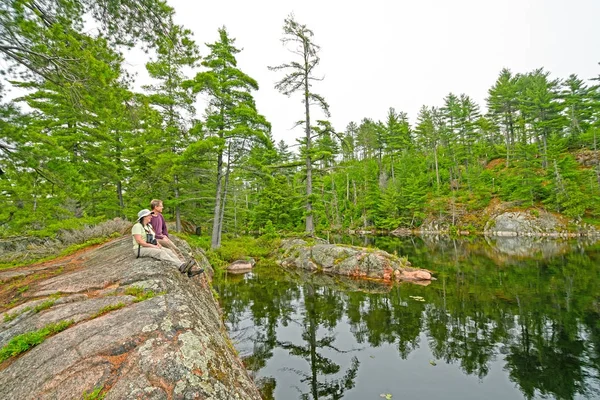 Desfrutando de um lago tranquilo — Fotografia de Stock