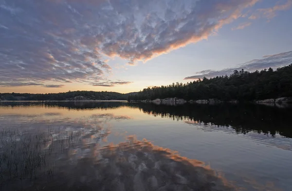 Zonsondergang reflecties op een wildernis Lake — Stockfoto