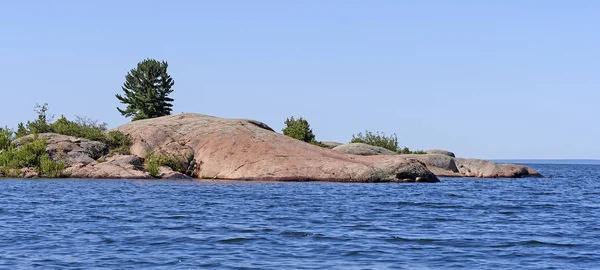 Ilha de Bare Rock na Floresta do Norte — Fotografia de Stock