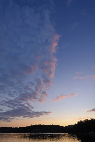 Высокие облака в свете — стоковое фото