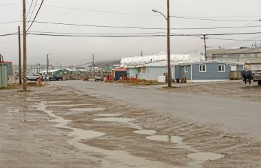 Yağmurlu bir gün bir Arctic Köyü