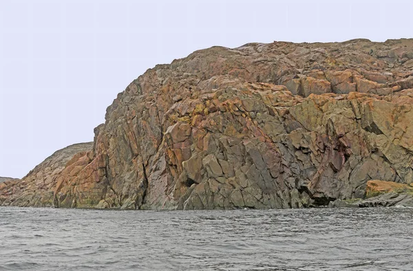 Kale rotsen op een Remote Arctic eiland — Stockfoto