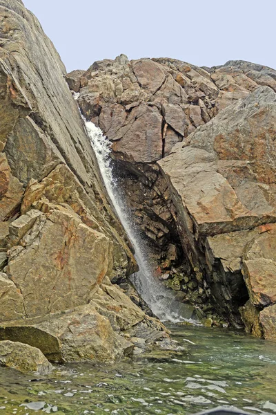 Küçük Cascade okyanus içine boşalma — Stok fotoğraf