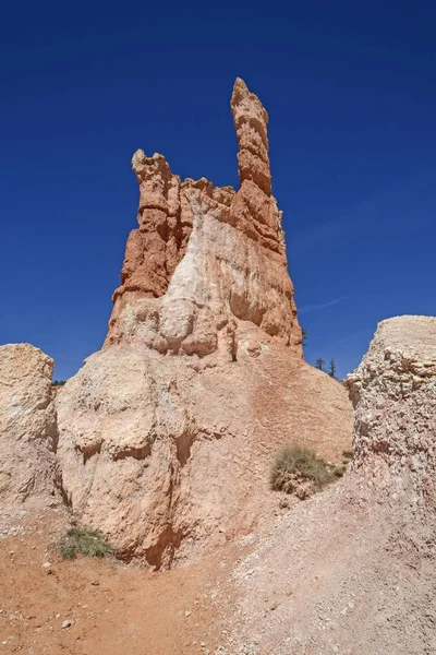 Hoodoo solitaire contre le ciel — Photo