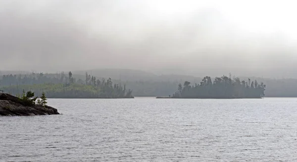 Острова в утреннем тумане — стоковое фото