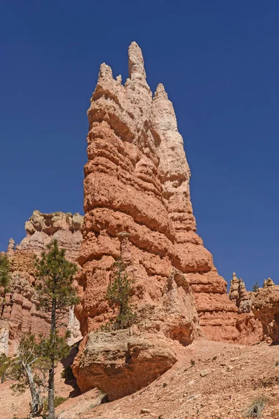 Spire dramatique dans les montagnes — Photo