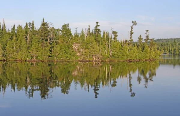 Réflexions nocturnes sur un lac calme — Photo