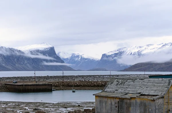 Harbot tranquille dans un village de l'Extrême-Arctique — Photo